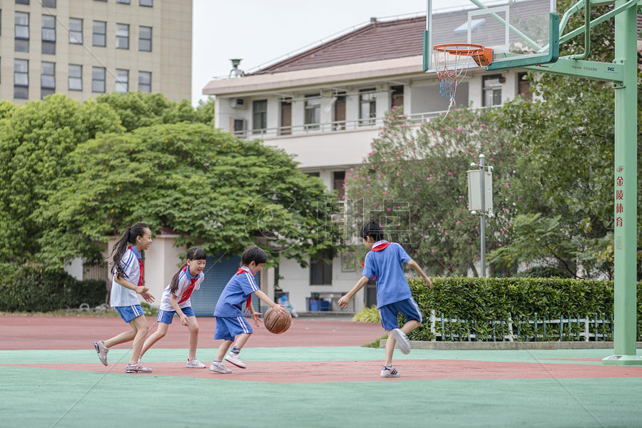 学生在操场上玩篮球图片素材免费下载