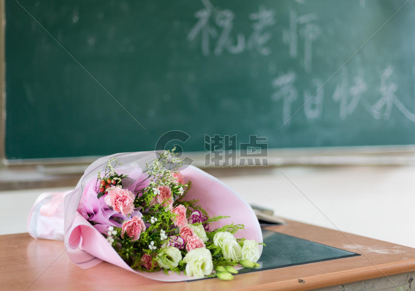 教师节教室书桌上的鲜花图片素材免费下载