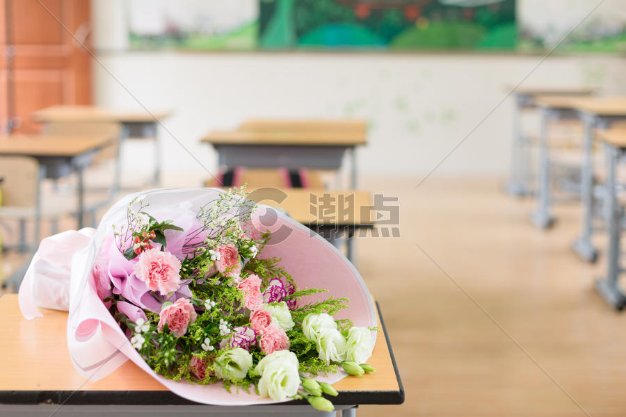 教师节教室书桌上的鲜花图片素材免费下载