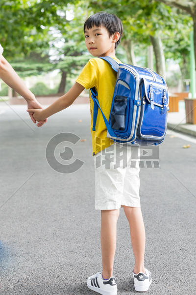 小学生牵着妈妈的手去学校图片素材免费下载