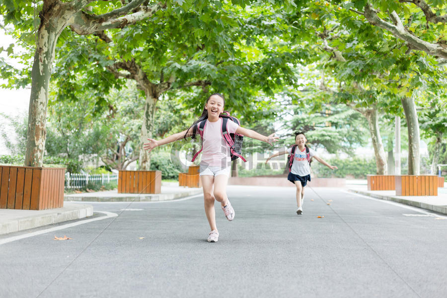 放学双手张开跑向父母的小学生图片素材免费下载