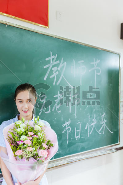 教师节老师拿着花在黑板前图片素材免费下载
