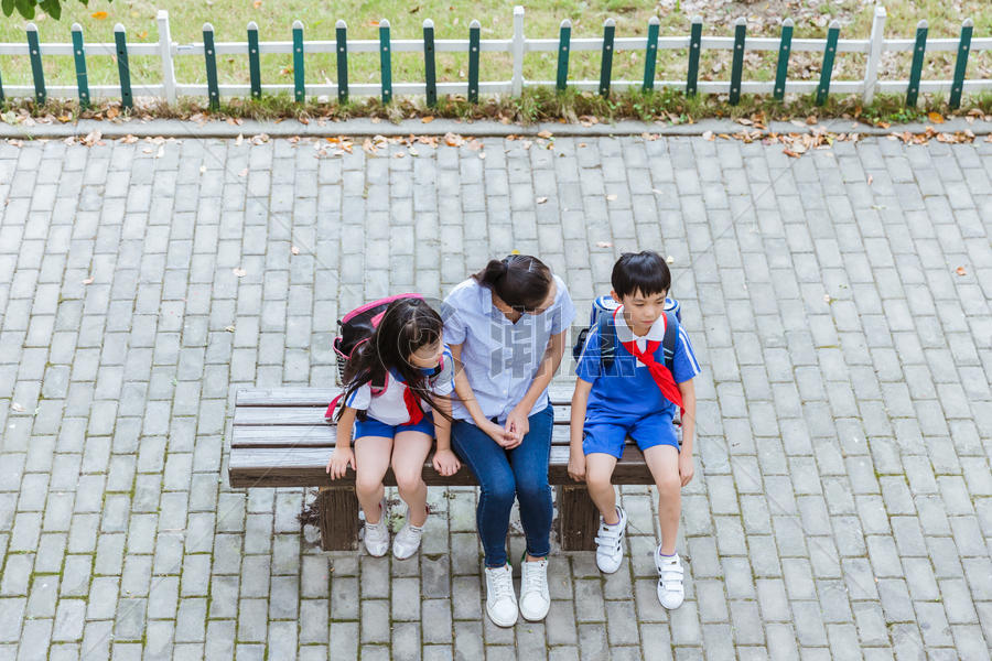 课间老师正在给学生们辅导图片素材免费下载