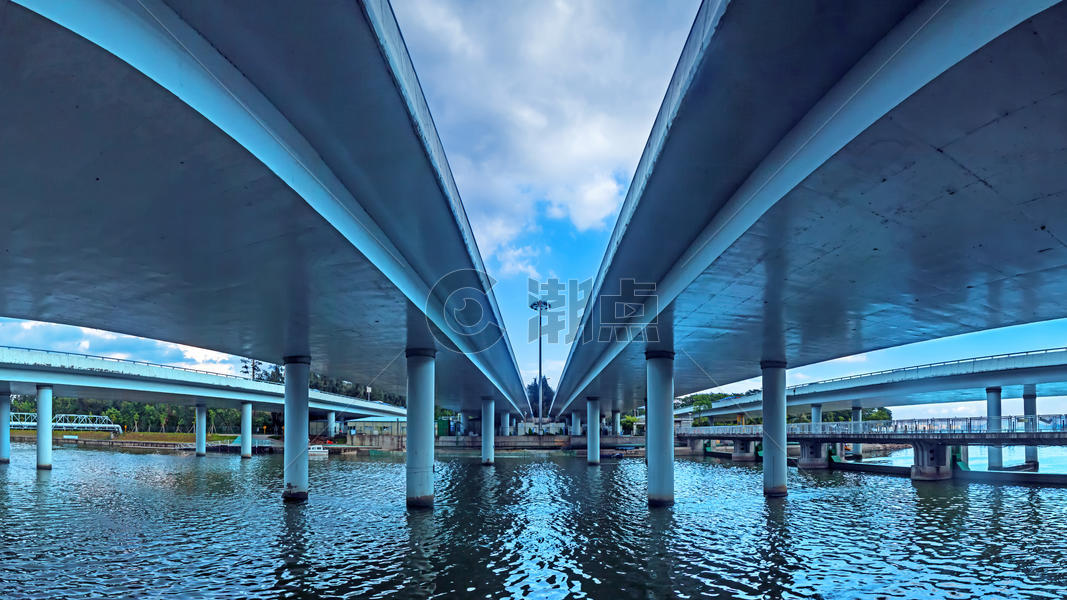 桥下河水波光粼粼图片素材免费下载