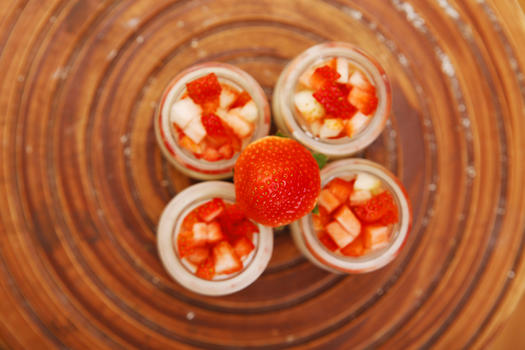 草莓果粒酸奶图片素材免费下载