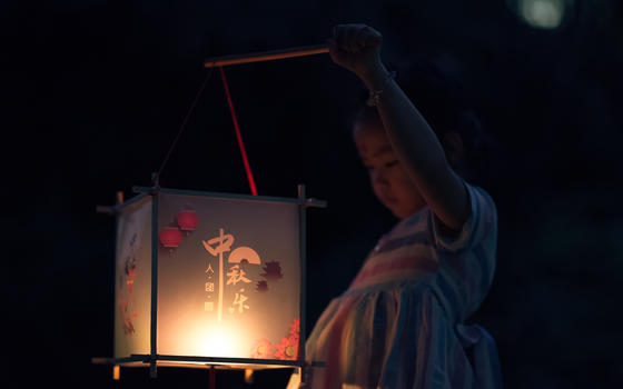 儿童手提中秋传统灯笼图片素材免费下载