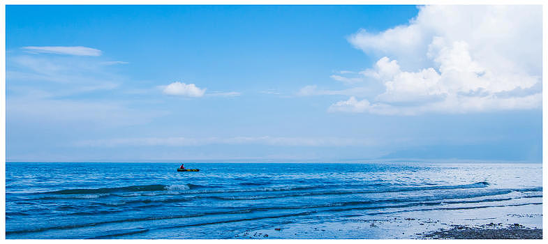 干净美丽的青海湖上漂小舟图片素材免费下载