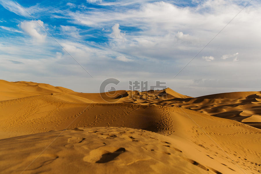 落日余晖下的库木塔格沙漠组图图片素材免费下载