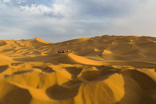落日余晖下的库木塔格沙漠图片素材免费下载