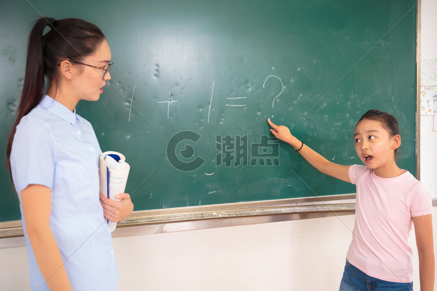 老师学生教室上课摄影图5268*3512图片素材免费下载-编号696035-潮点视频