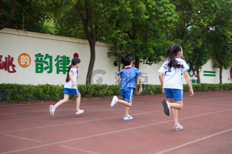 学生操场跑步运动图片素材免费下载