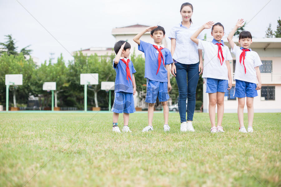 小学老师带着同学们在操场上玩耍欢呼图片素材免费下载