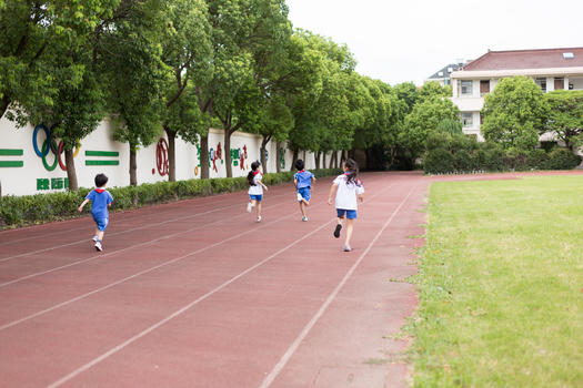 操场上跑步运动的小学生图片素材免费下载