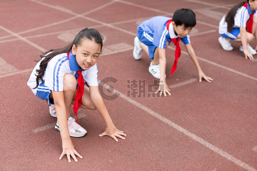 操场上跑步运动的小学生图片素材免费下载