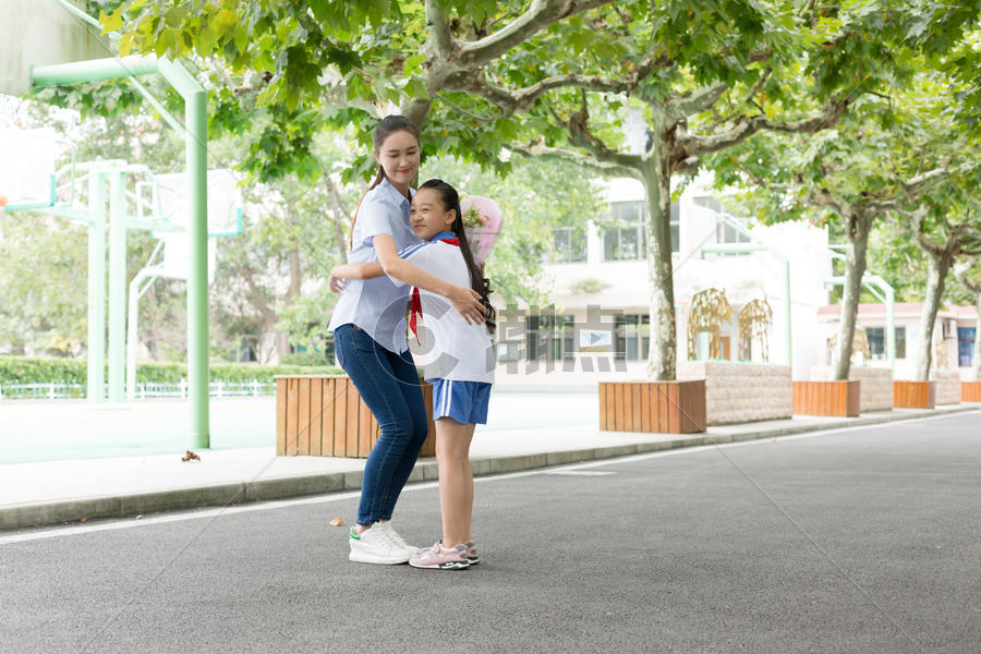 教师节送花给老师的小学生图片素材免费下载