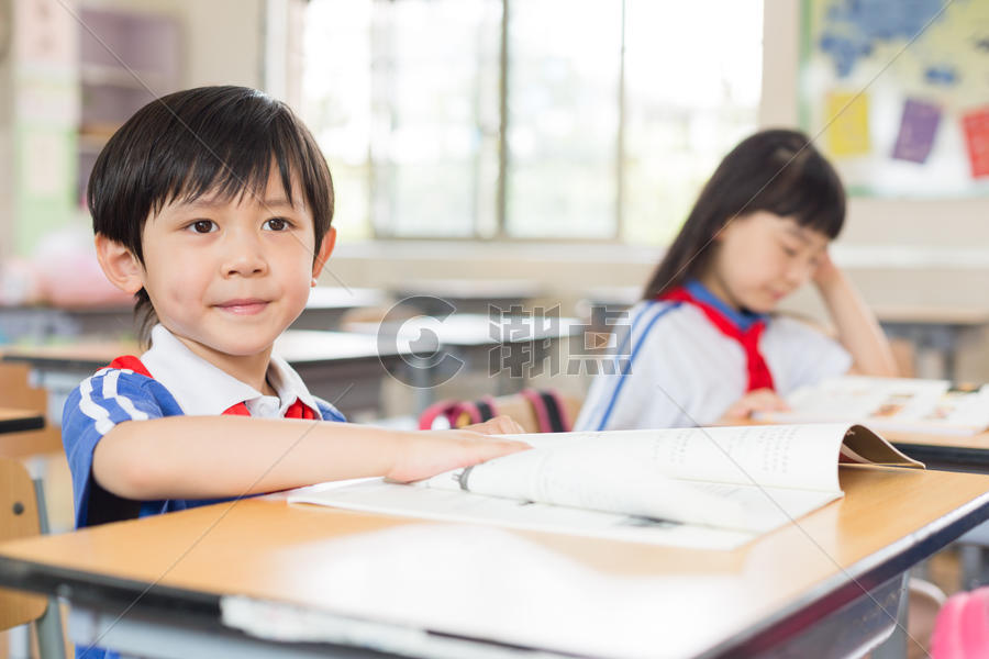 课堂上认真上课的小学生同学图片素材免费下载