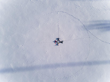 航拍躺在雪地上的人图片素材免费下载