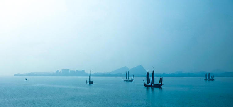湖上杨帆起航的船图片素材免费下载