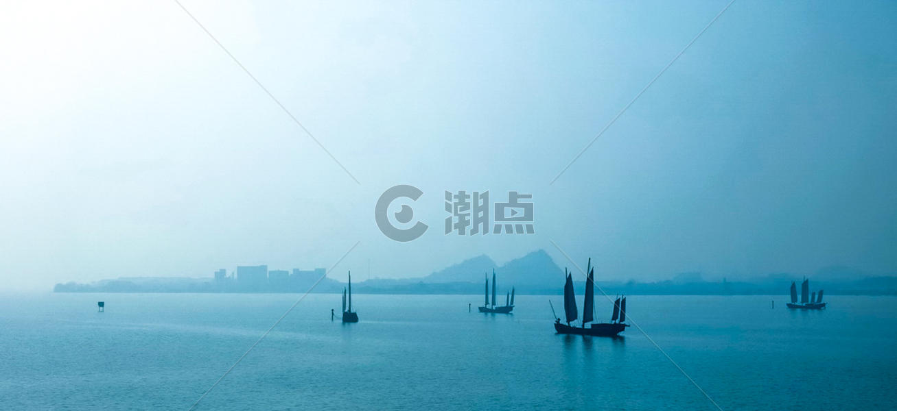 湖上杨帆起航的船图片素材免费下载