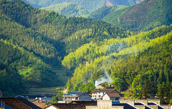 层层叠叠的绿山和炊烟袅袅的小镇图片素材免费下载