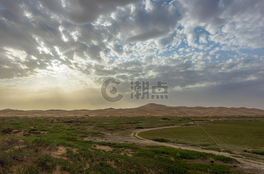 夕阳下的沙漠图片素材免费下载