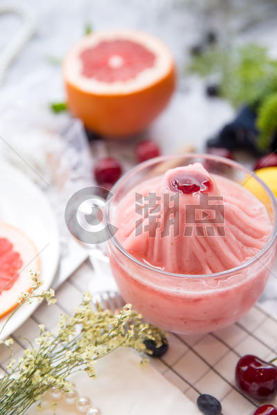 午后餐厅鲜榨草莓沙冰冰饮图片素材免费下载