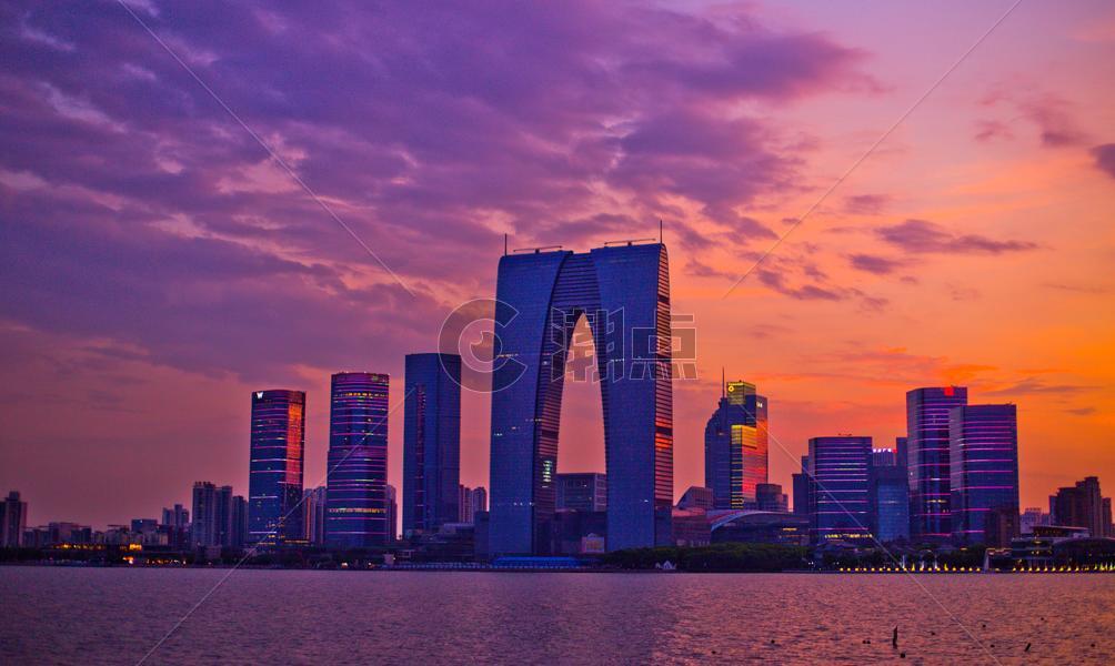 现代城市苏州东方之门夕阳景色图片素材免费下载