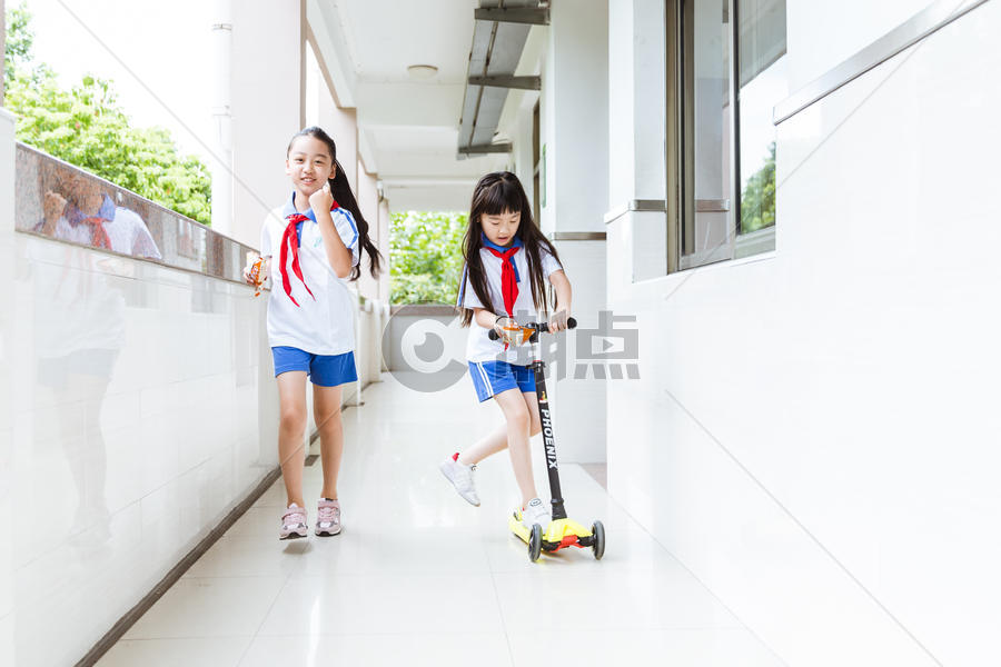 小学课间女生们玩滑轮车图片素材免费下载