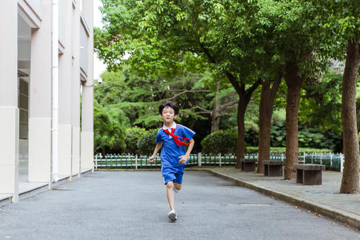 课间休息男生教室外跑步图片素材免费下载