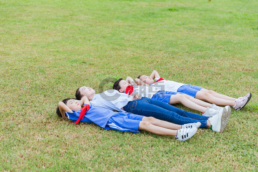 学生们和老师躺在草地上图片素材免费下载