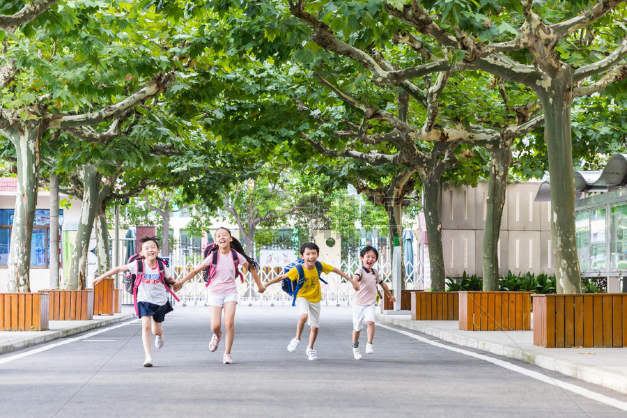 阳光下孩子们牵手快乐的奔跑图片素材免费下载