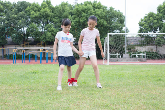 小学生在操场草坪运动玩游戏图片素材免费下载