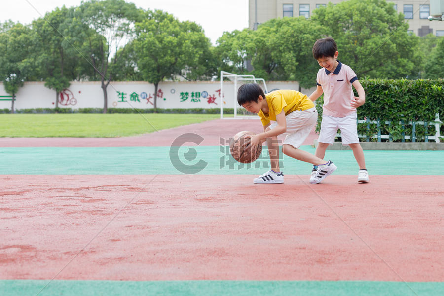 篮球场上一起打球的小学生图片素材免费下载