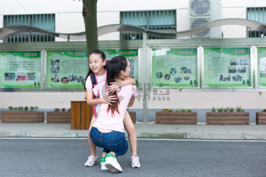 放学后的孩子跑向妈妈的怀抱图片素材免费下载