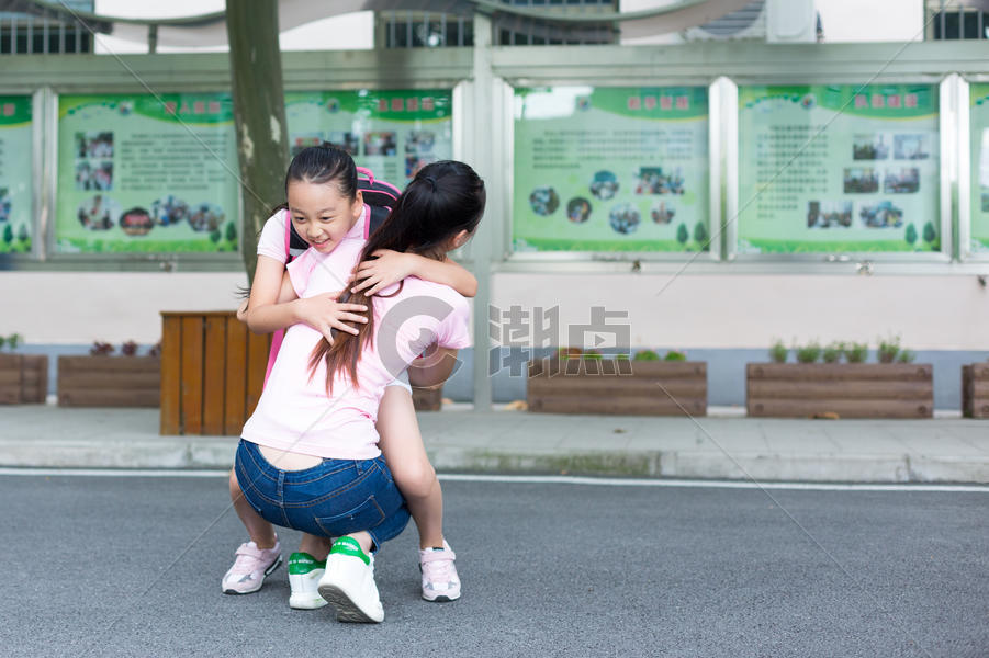 放学后的孩子跑向妈妈的怀抱图片素材免费下载