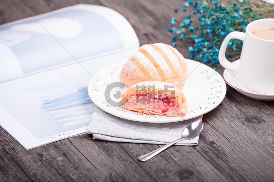 樱桃芝士口味夹心面包图片素材免费下载