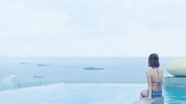 泰国芭提雅天台泳池比基尼女孩背影图片素材免费下载