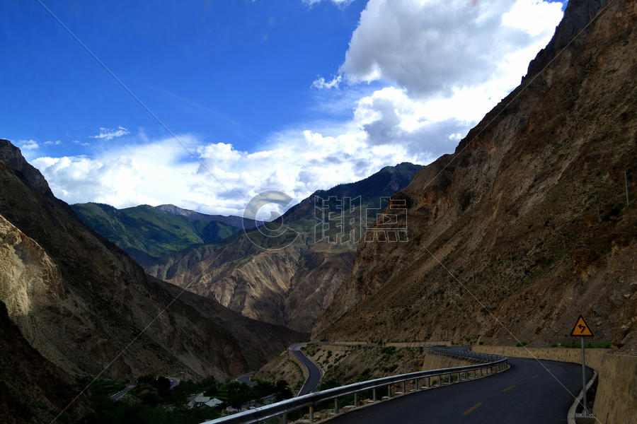 最美川藏线上的公路图片素材免费下载