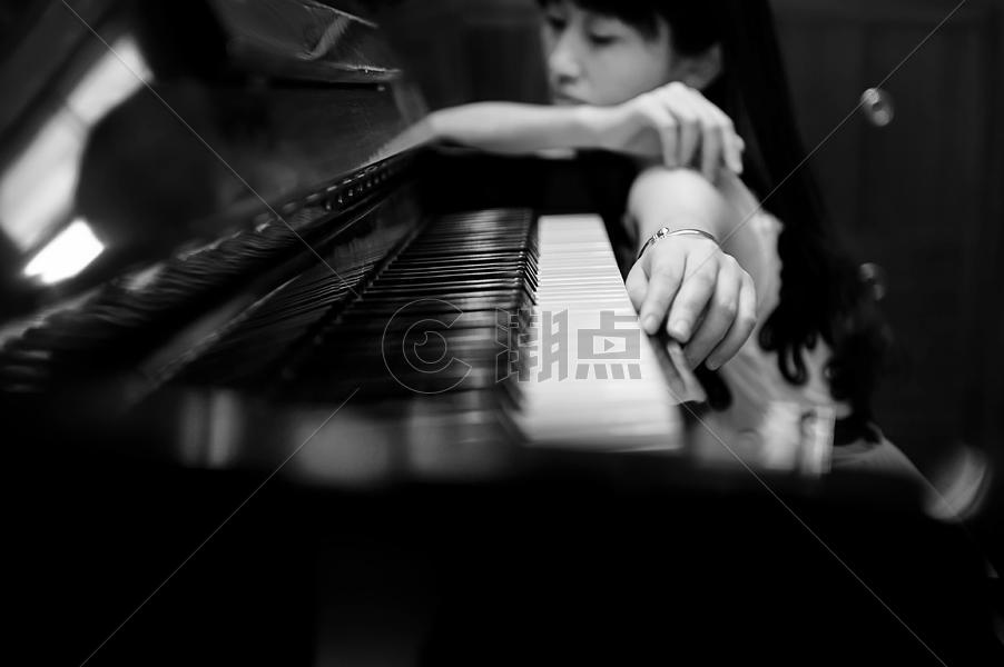 弹钢琴的女孩图片素材免费下载