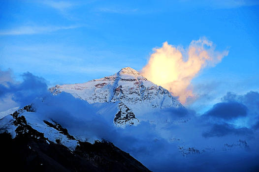 西藏珠穆朗玛峰日落祥云图片素材免费下载