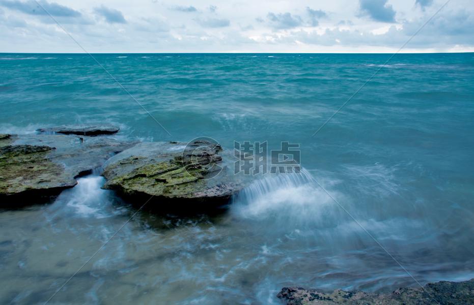 北海涠洲岛五彩滩海浪冲击滩石图片素材免费下载