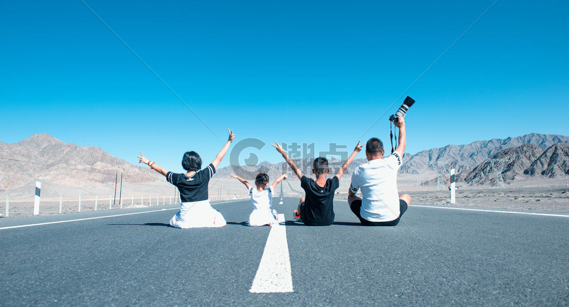 一家四口坐在公路上图片素材免费下载