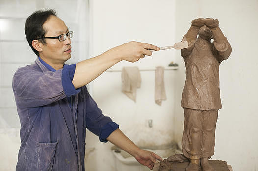 匠人正在制作雕塑图片素材免费下载