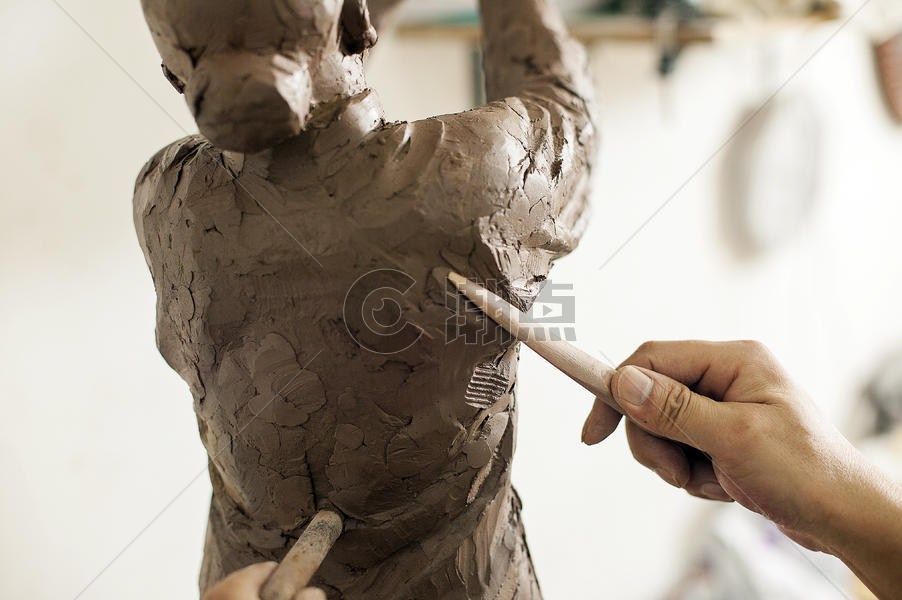 匠人正在制作雕塑图片素材免费下载