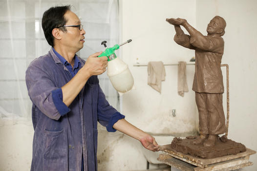 匠人在制作雕塑图片素材免费下载