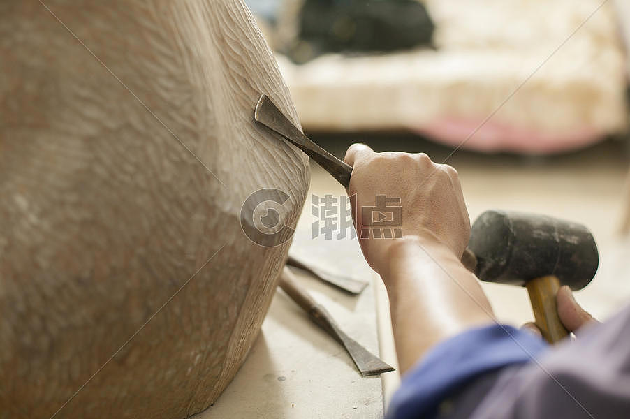 木匠师傅在雕刻木料摄影图4064*2704图片素材免费下载-编号697830-潮点视频