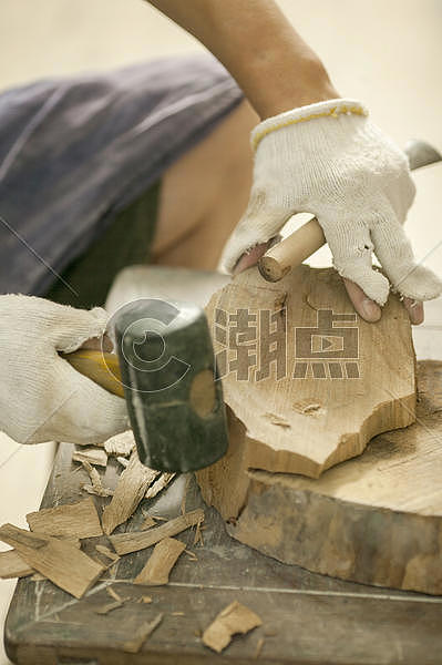 木匠在雕刻木材图片素材免费下载