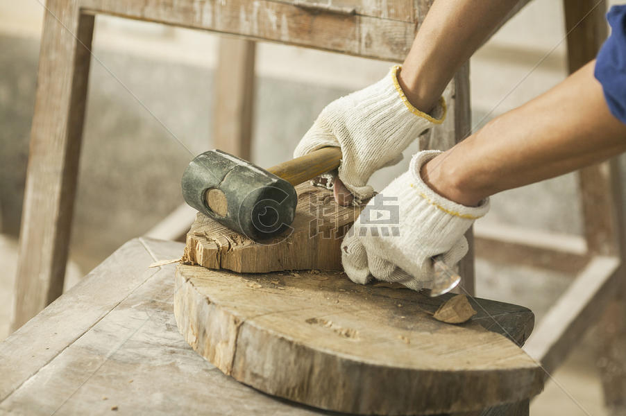 木匠在雕刻木材图片素材免费下载