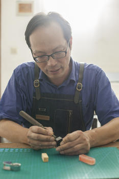 匠人篆刻师在专注刻字图片素材免费下载