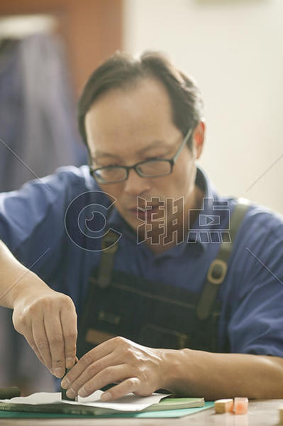 匠人师傅在手工镌刻印章摄影图2704*4064图片素材免费下载-编号697980-潮点视频